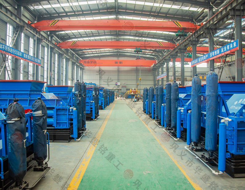 處理建筑廢料用什么設(shè)備？破碎紅磚用雙齒輥破碎機(jī)好嗎？